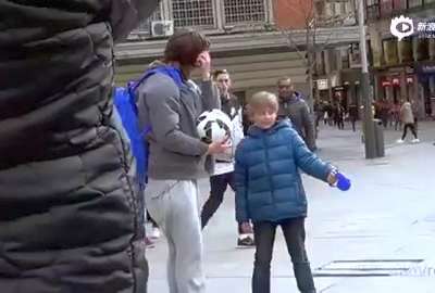 [视频]C罗扮流浪汉街头秀球技 搭讪美女求号遭拒（图）