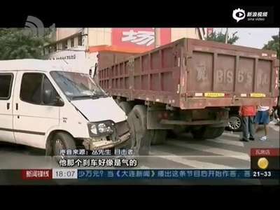 [视频]监控：大货车超车失控连撞七车 男女遭径直碾过