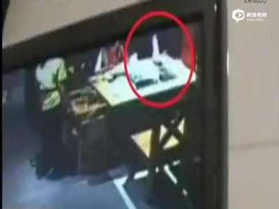 [视频]实拍女子餐厅不慎将打火机掉入火锅 当场爆炸