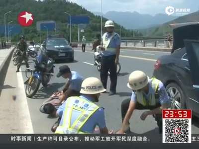 [视频]福建两少年无证驾奔驰疯撞 警方全城追捕