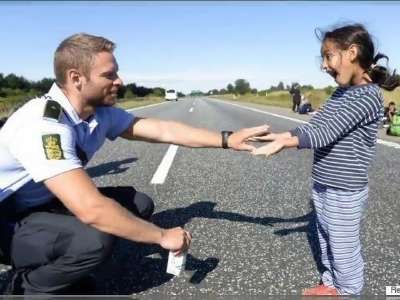 [视频]丹麦帅警察陪叙利亚难民女童玩耍 网友:这帅哥够暖（图）