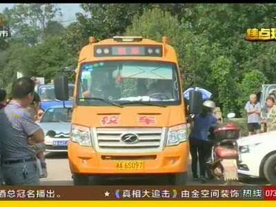 一小车失控坠塘 校车司机王中下水施救