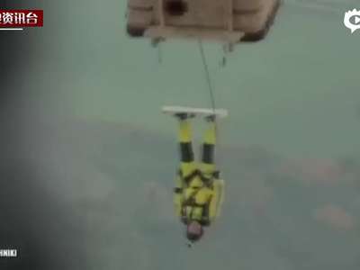 [视频]俄勇士倒挂热气球下测试新型强力胶粘性