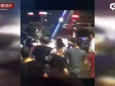 [视频]实拍重庆一小区发生砍人事件 现场如黑道大片