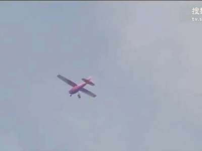 [视频]男子跳伞时衣服勾住飞机 在高空倒挂30分钟