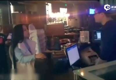 [视频]南昌一餐厅拒收土豪金新钞 美女怒砸金条买单