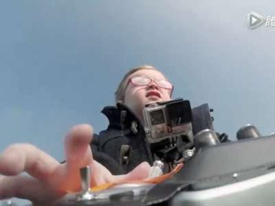 [视频]实拍4岁女孩遥控18吨卡车狂飙 穿越整个工地