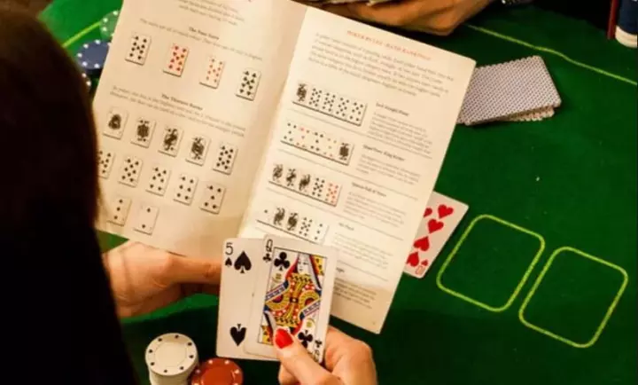 哪个更有可能? a. 发到两张同花底牌. b. 发到一张a. 4.