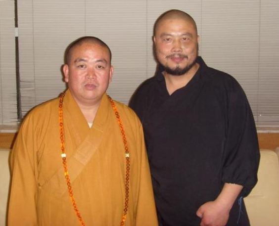 他和王洪祥都是武林风元老,如今月收入轻松上