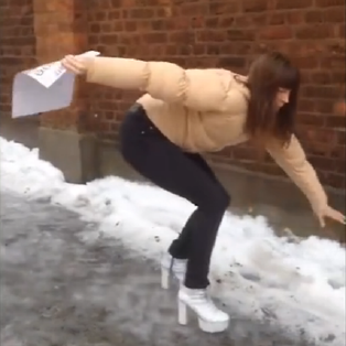 结冰路面和高跟鞋更配哦