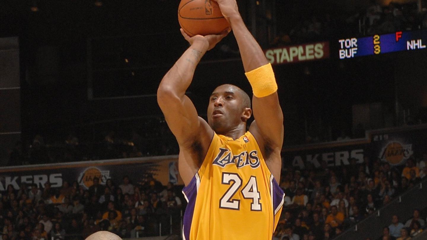 几乎神似!科比高中时期模仿乔丹招牌后仰