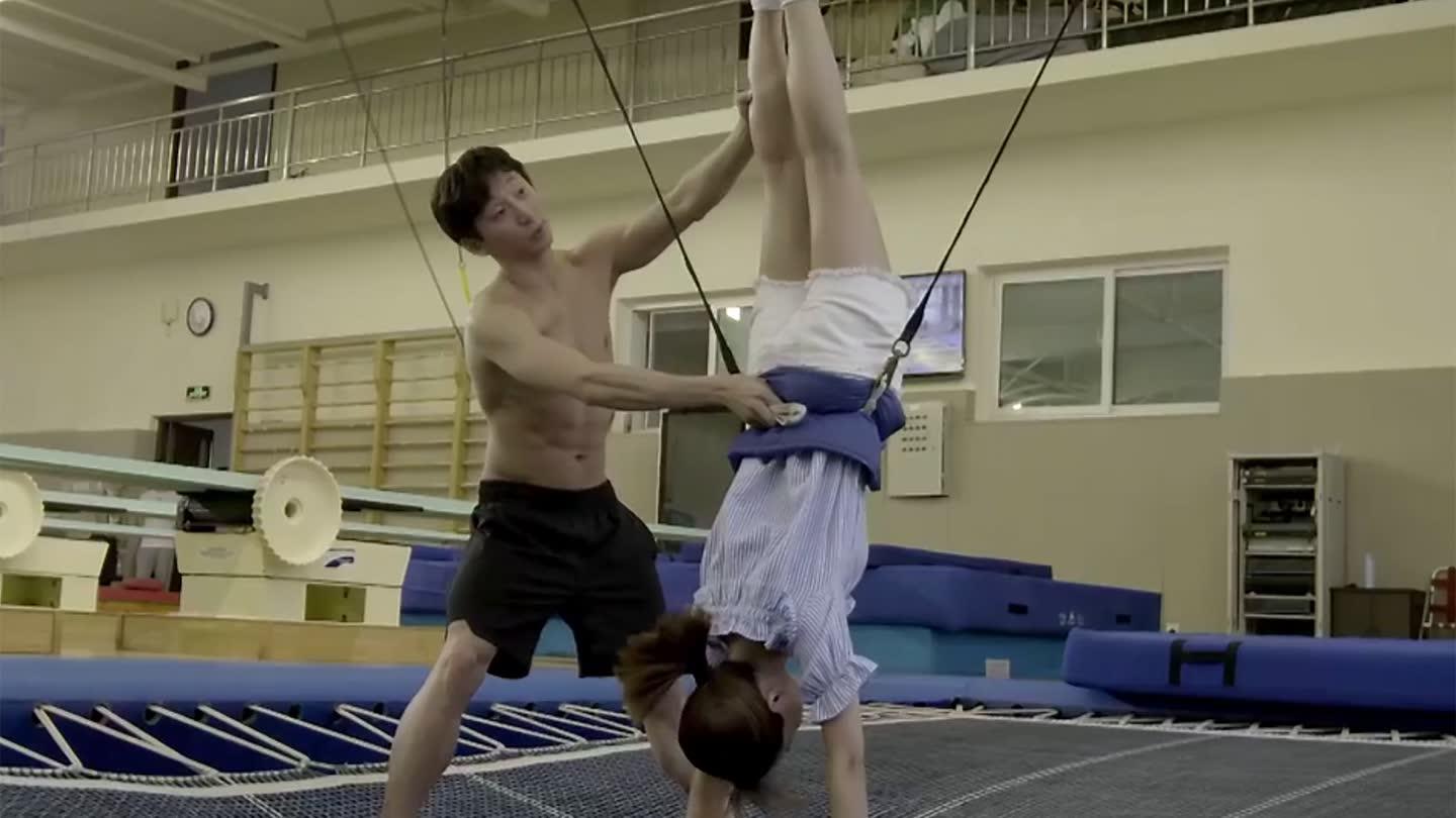 美女体验跳水前滚翻 奥运冠军贴心辅助依旧尖叫连连