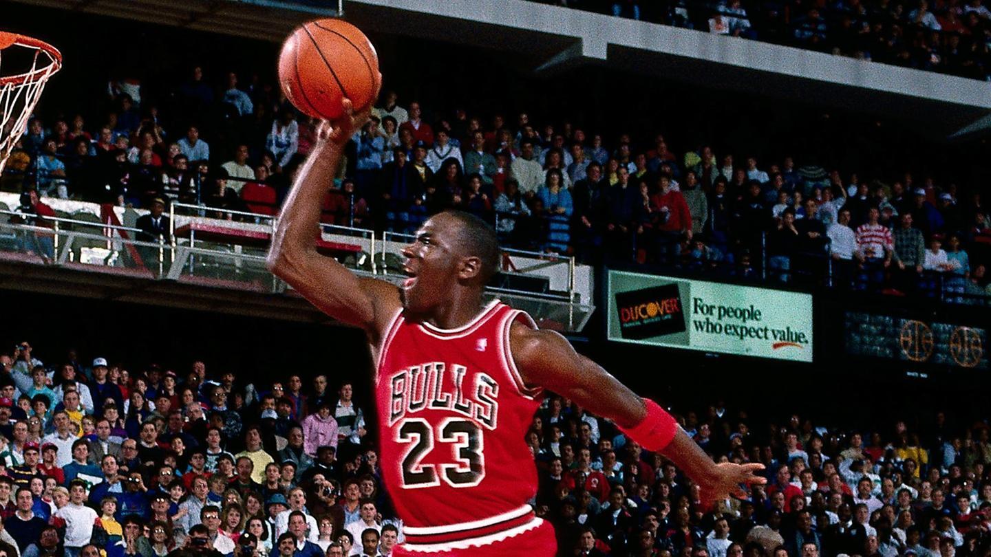 永恒经典!1987年乔丹首次罚球线起跳暴扣