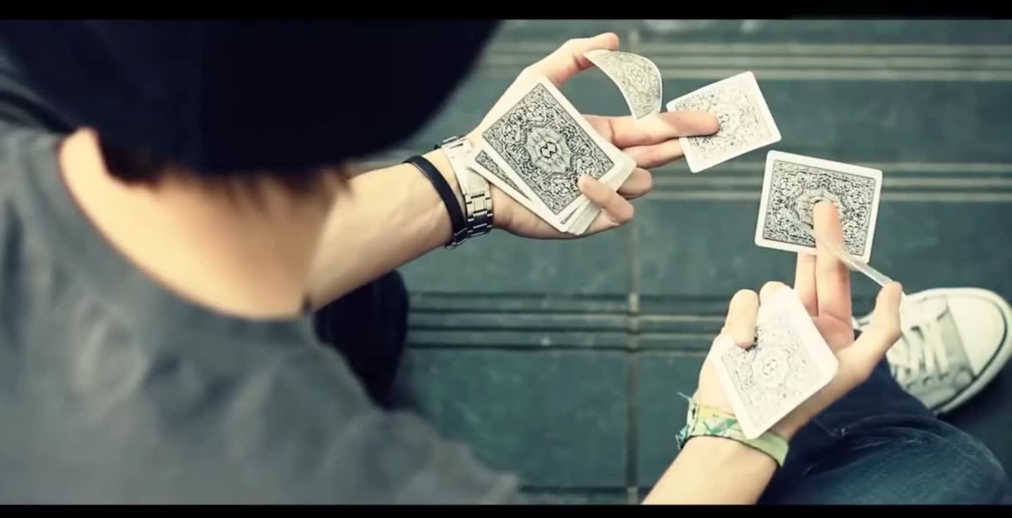 纸牌大神原来都这么玩扑克!花式切牌秀手速