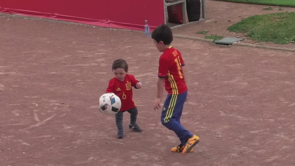 西班牙众将出场点燃气氛 莫拉塔帅哭女主播