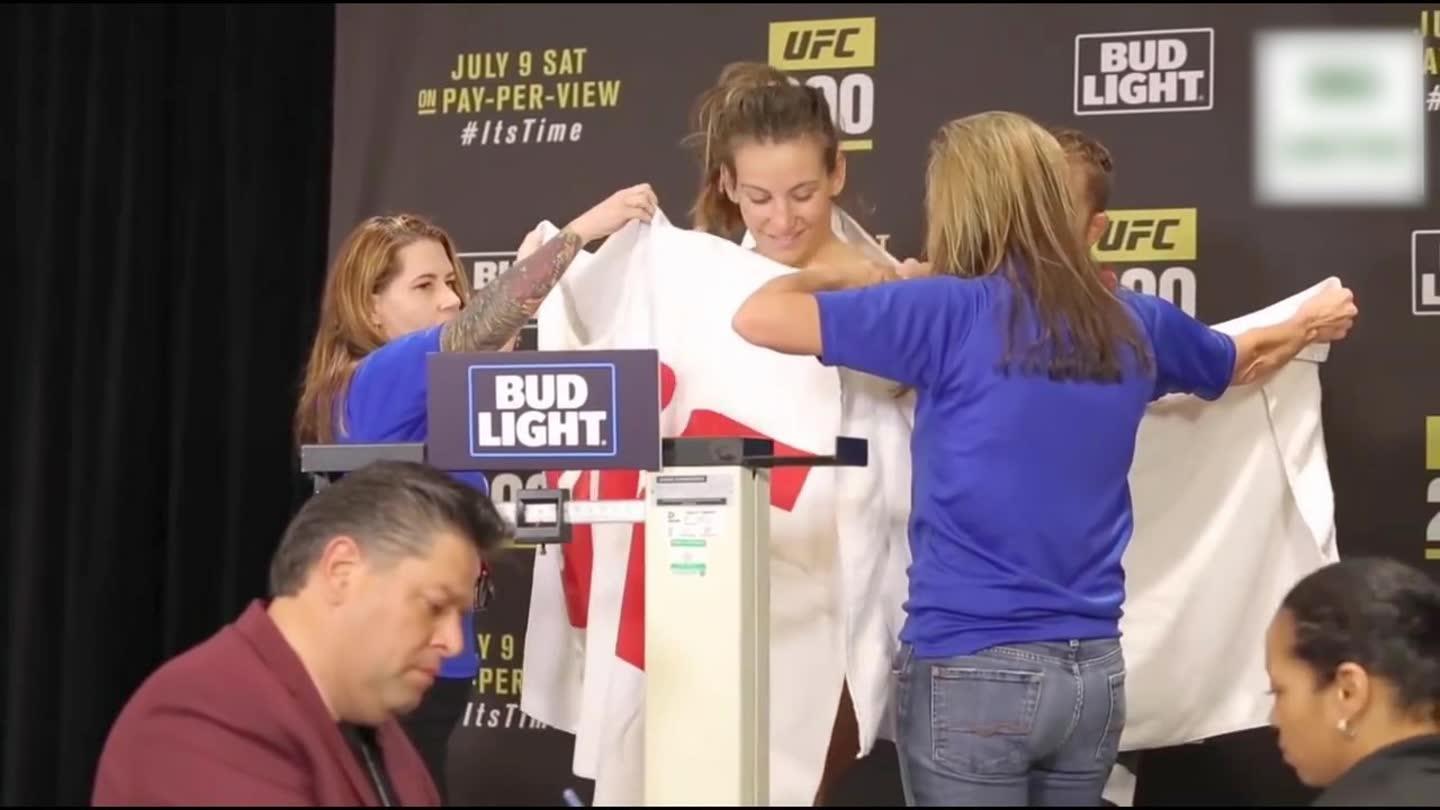 ufc女选手真空称重险走光