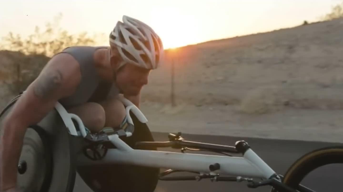 一场身体的洗礼 看肌肉猛男广袤沙漠做瑜伽