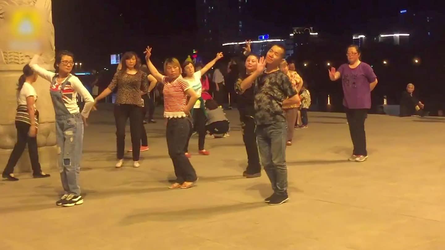 小伙广场舞领舞一群大妈 风骚妖娆大妈都服!正文