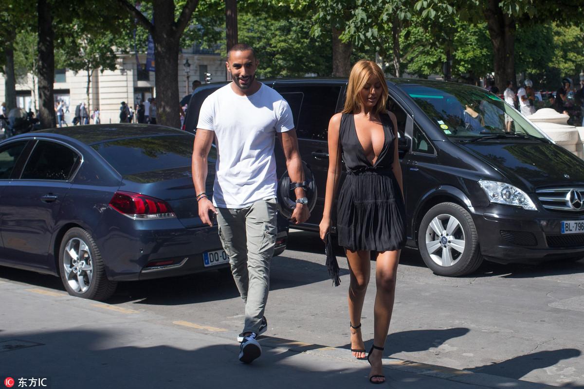 雏妓门女主角现身街头 深V裙大秀傲人巨乳