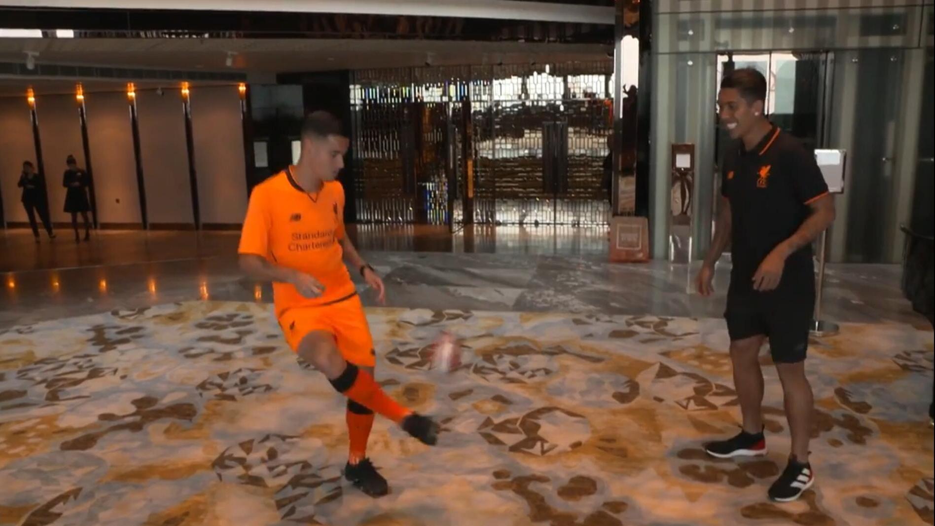 会玩!库鸟与菲尔米诺对颠小球 只是水平有点尴