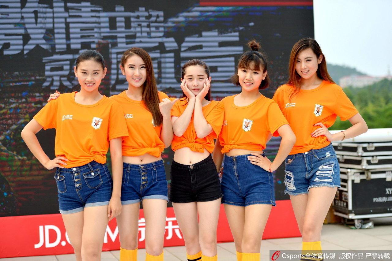 鲁能战苏宁 足球宝贝激情热辣助威