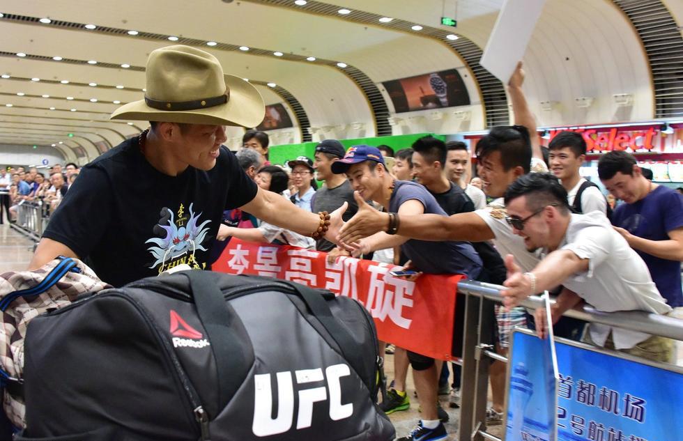 UFC选手李景亮凯旋回国 众拳迷接机喜形于色