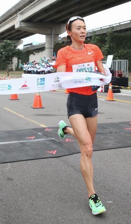 台北渣打马拉松起跑 场面欢腾热闹