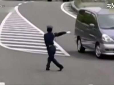 [视频]日本交警奇葩指挥 扭腰送胯