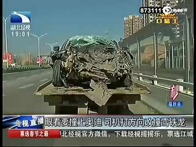 [视频]司机撞奥迪瞬间打方向改撞雪铁龙：太贵撞不起 