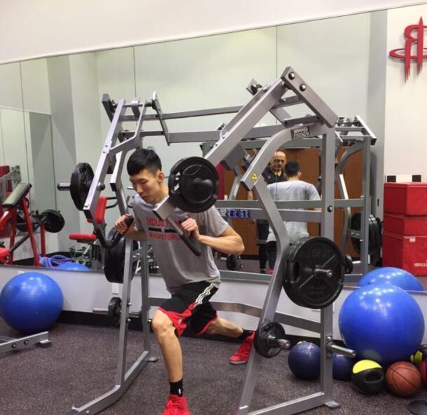 有望征战NBA!周琦美国特训力量训练看端倪