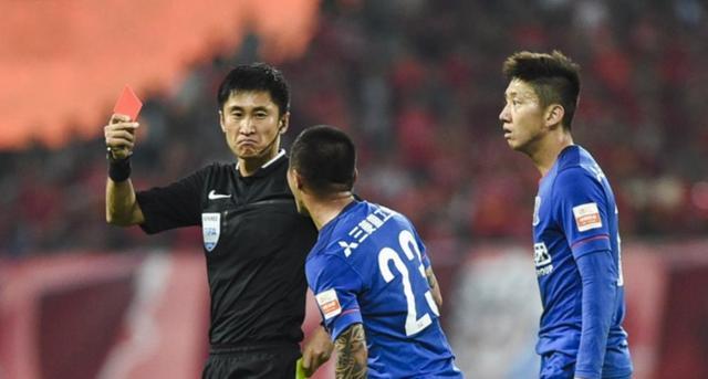 他是中超争议最大的主裁判 却是在帮助中国足