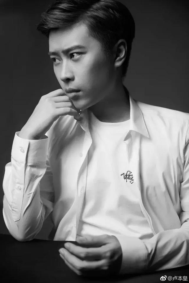 LOL卢本伟给明星当保镖?解说米勒被老婆暴打