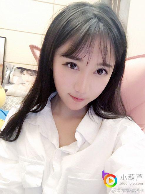 虎牙星秀第一女神莫妮卡 一人撑起星秀深夜档半边天