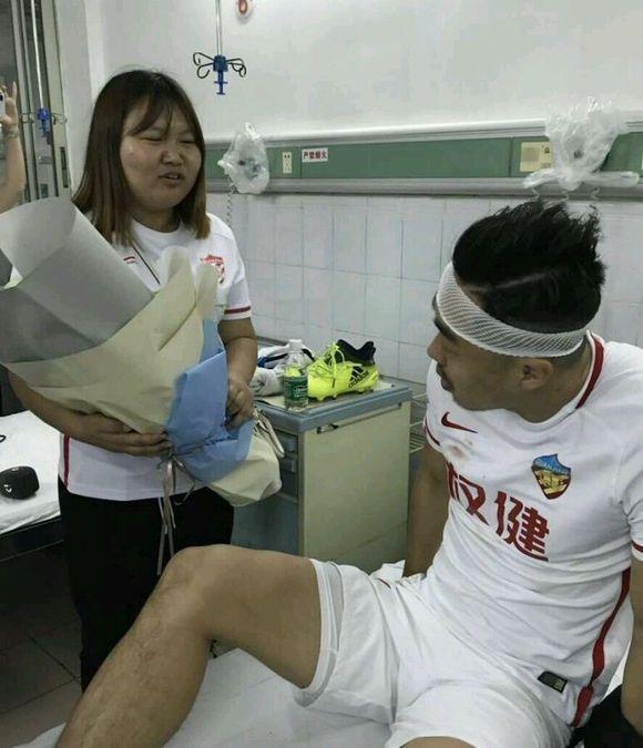 赵旭日比赛中受伤头破血流,赛后权健女球迷代