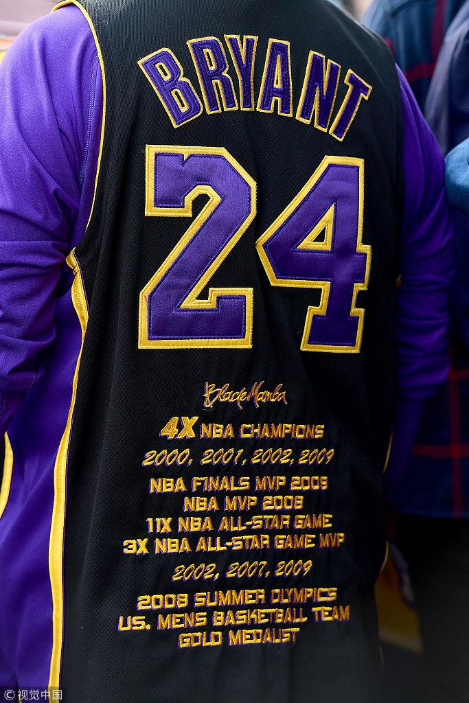 nba:科比球衣即将退役 球迷场外聚集送别"24 8"