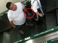 男子路遇美女欲窥裙底