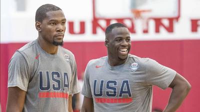 暖心奶爸带2岁女儿滑雪 旋转跳跃太美丽