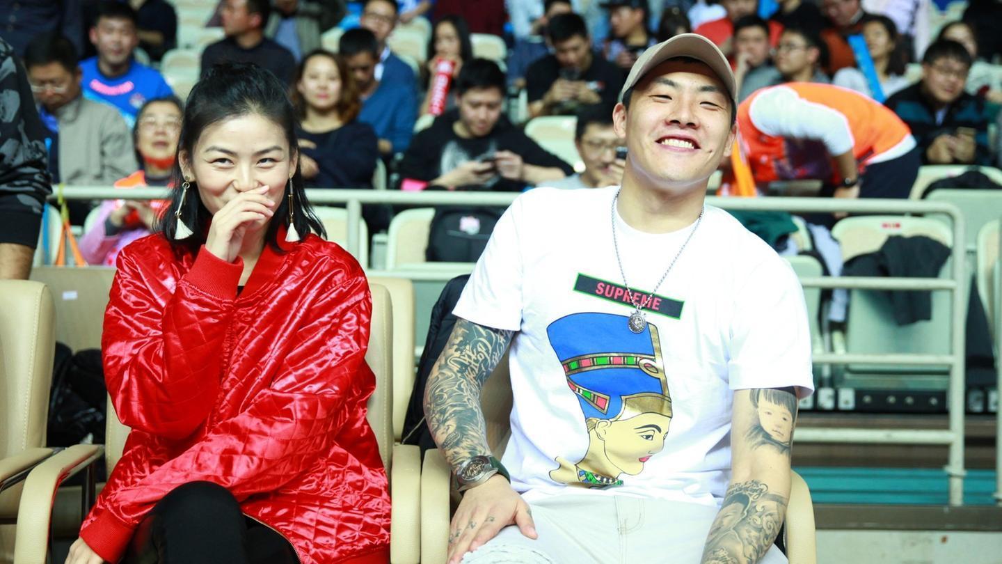 王大雷撒狗粮啦!练体能秀恩爱看篮球鲁能门将忙不停