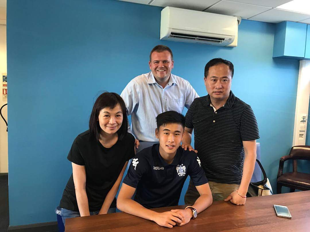 官方:英甲俱乐部与中国香港小将戴伟浚签约三