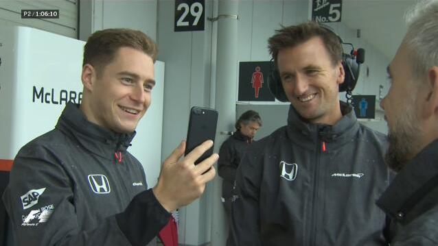 宝刀不老无影腿 大妈公园锻炼健身器材上高难度劈叉