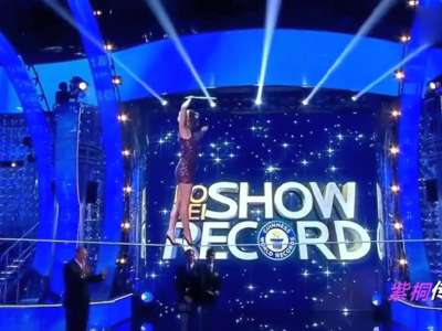 [视频]俄美女穿13厘米高跟鞋走钢丝 打破世界纪录