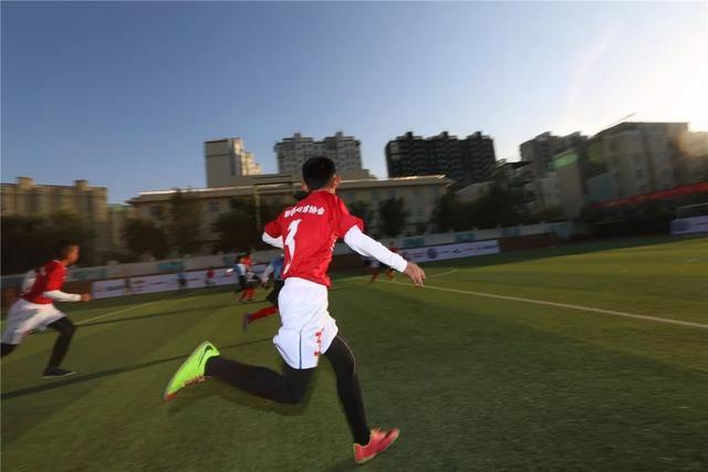 三一公益足球把梦想带进校园 职业足球理念进