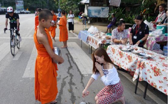 中国美女主持修长美腿猛踢沙袋,拜师播求直言