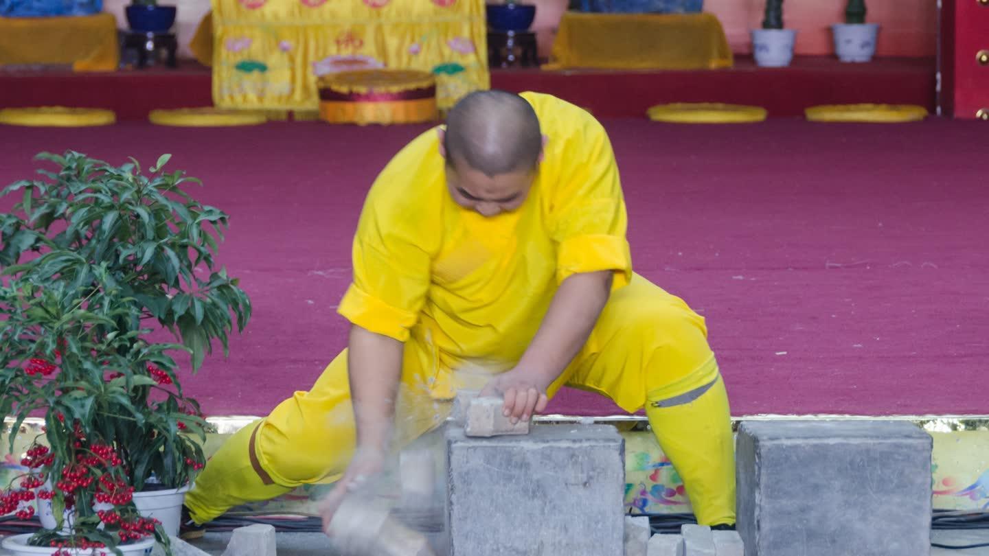 少林武僧总教头释永苍金刚指断砖劈瓦-乐视体育