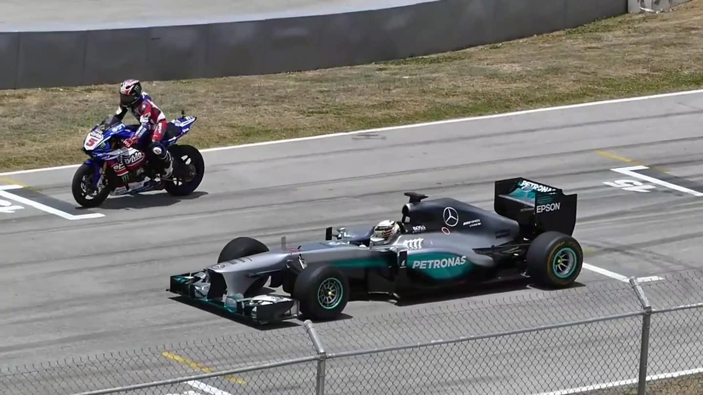 汉密尔顿驾驶F1与雅马哈R1M摩托车速度节竞