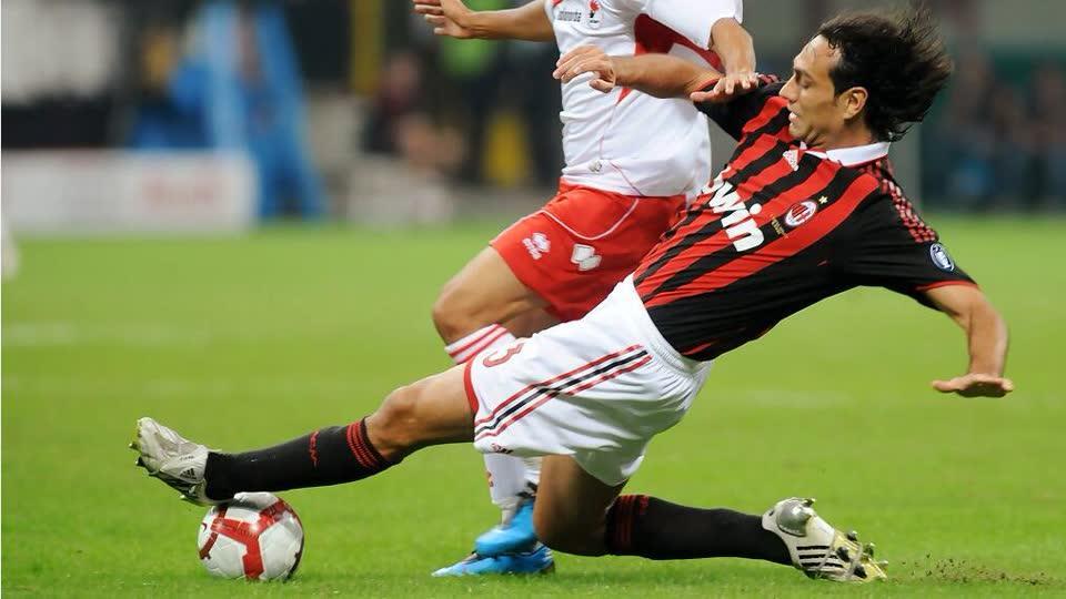 真凶啊!红黑铁卫内斯塔在球场上的凶猛铲球