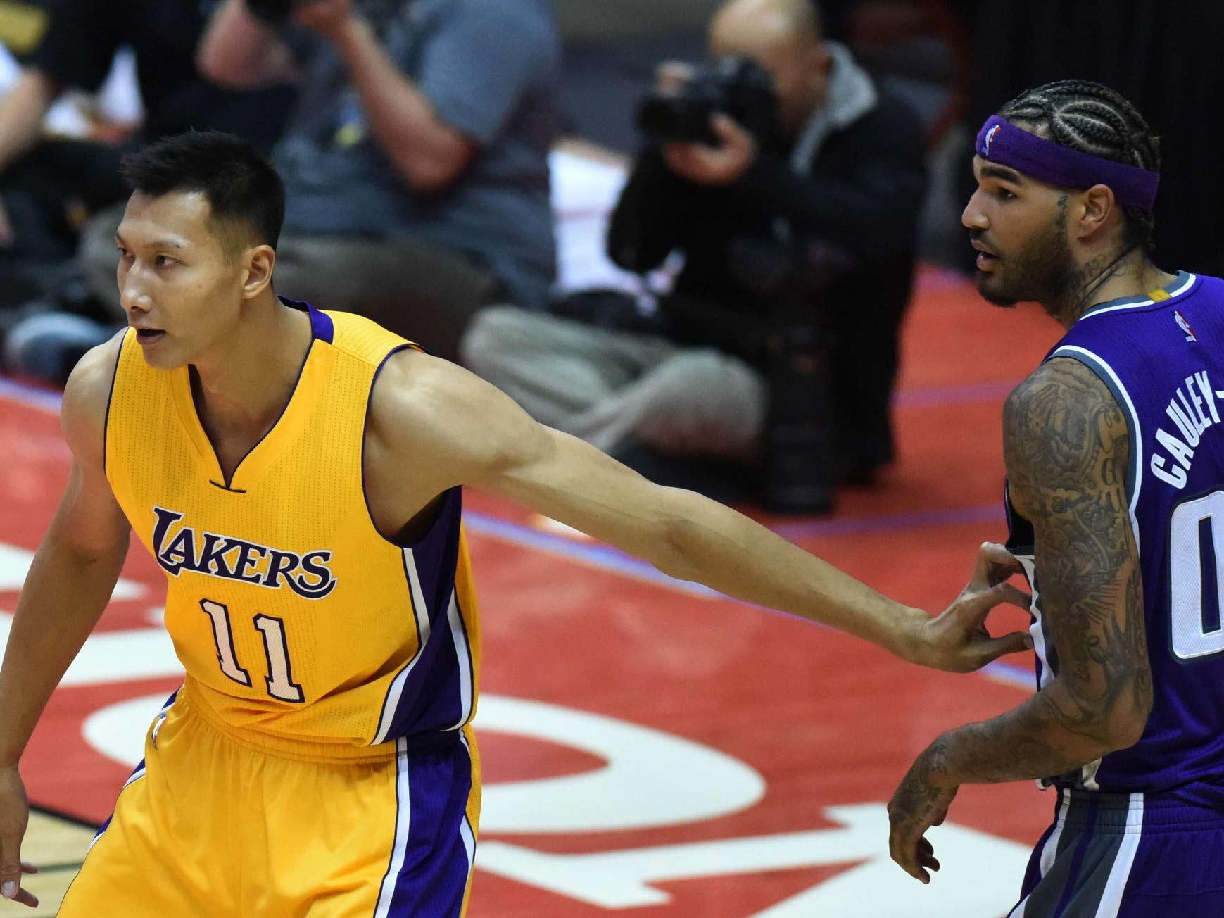 3分钟摘2板!易建联重返NBA首秀精彩瞬间