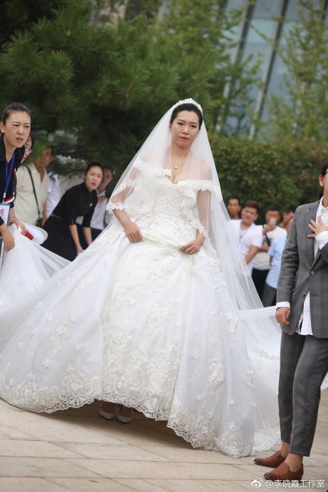 李晓霞一米拖尾婚纱显女王范 马龙丁宁刘诗雯许昕组奥运观礼团