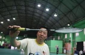 羽毛球反手击球中大拇指的位置的重要性