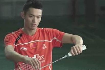 羽毛球反手击球中大拇指的位置的重要性